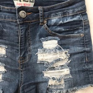 🦩✌🏻Hot KISS naturally distressed denim shorts 💋